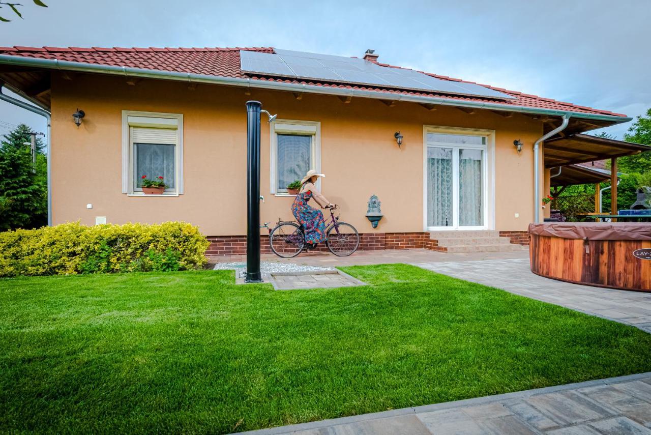 Sunny Garden Pihenohaz Villa ชิโอฟก ภายนอก รูปภาพ